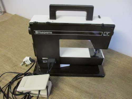 Vintage Husqvarna 5710 Portable Sewing Machine   Electronic Control   Sweden   With Foot Control