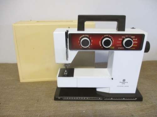 Vintage Husqvarna 5710 Portable Sewing Machine   Electronic Control   Sweden   With Foot Control