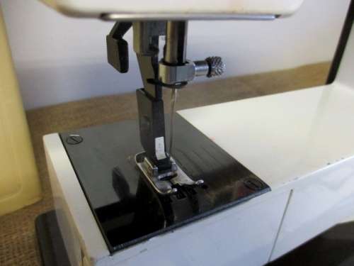 Vintage Husqvarna 5710 Portable Sewing Machine   Electronic Control   Sweden   With Foot Control