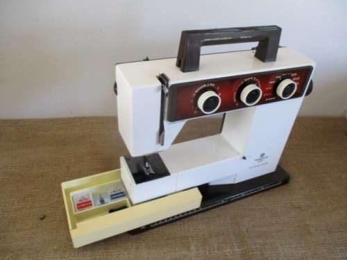 Vintage Husqvarna 5710 Portable Sewing Machine   Electronic Control   Sweden   With Foot Control