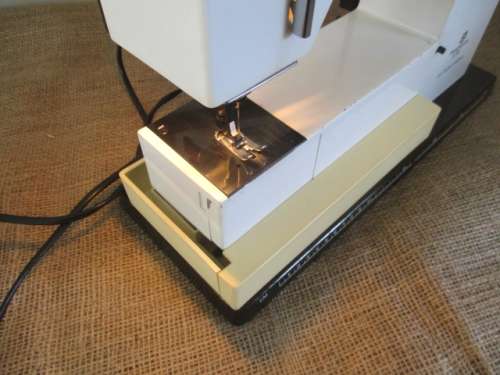 Vintage Husqvarna 5710 Portable Sewing Machine   Electronic Control   Sweden   With Foot Control