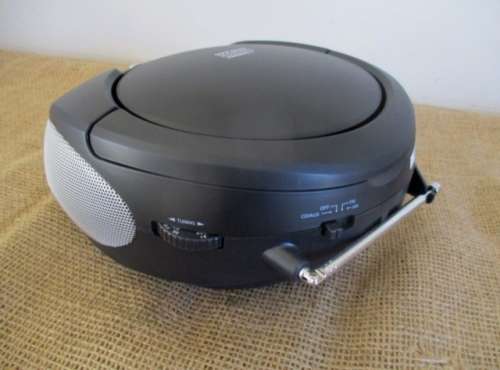 Brand New Blaupunkt Portable CD Player POR 1105B    CD/AUX/AM/FM Radio       MIB