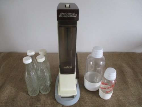 Vintage Sodastream Soda Maker With CO2 Gas Bottle Plus 4x Glass & 2x Plastic Soda Stream Bottles