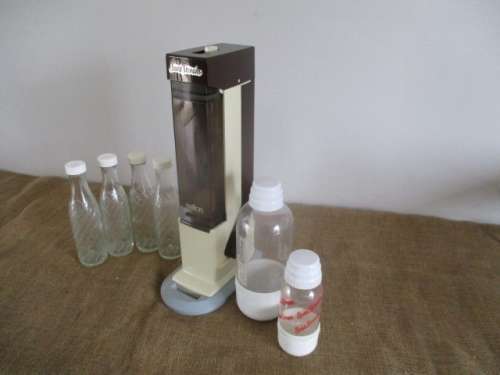 Vintage Sodastream Soda Maker With CO2 Gas Bottle Plus 4x Glass & 2x Plastic Soda Stream Bottles