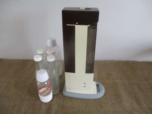 Vintage Sodastream Soda Maker With CO2 Gas Bottle Plus 4x Glass & 2x Plastic Soda Stream Bottles
