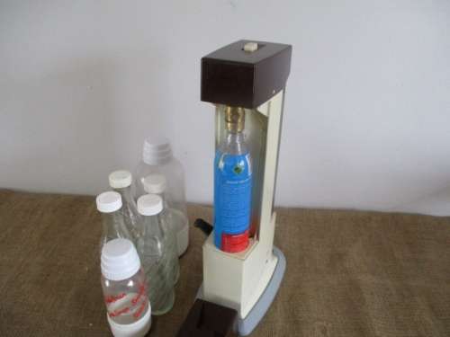 Vintage Sodastream Soda Maker With CO2 Gas Bottle Plus 4x Glass & 2x Plastic Soda Stream Bottles