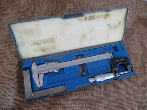 Nice Stainless Steel Measurement Kit With 0 - 25mm Mycometer And 200mm Vernier In Original  Holder