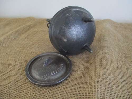Relisted - Nice Cast Iron 3 Legged 1/4 Size Bestduty Traditional Potjie
