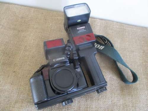 Collectable Vintage Canon EOS 100 Camera Body With 3x Flashes         Made In Japan         1991