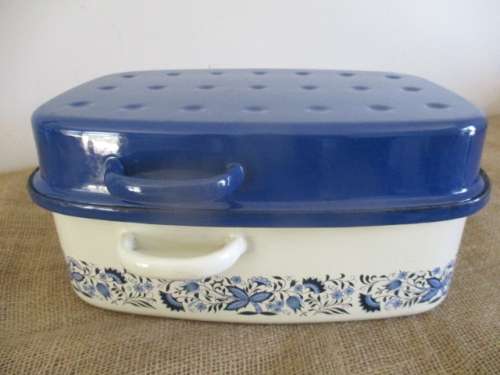 A Very Beautiful Vintage Old Fashioned Enamel Roasting Pan With Even Beautiful Floral Patterns