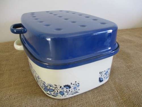 A Very Beautiful Vintage Old Fashioned Enamel Roasting Pan With Even Beautiful Floral Patterns