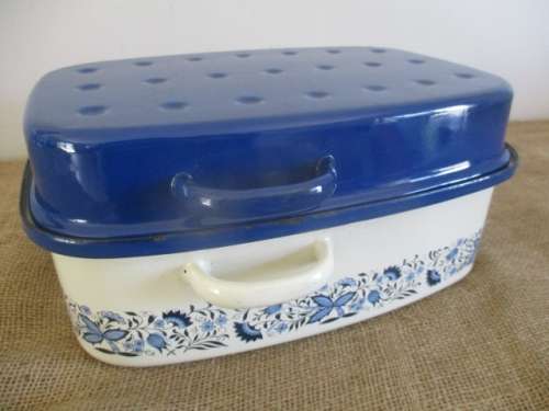 A Very Beautiful Vintage Old Fashioned Enamel Roasting Pan With Even Beautiful Floral Patterns