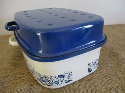 A Very Beautiful Vintage Old Fashioned Enamel Roasting Pan With Even Beautiful Floral Patterns