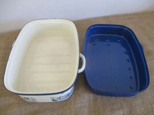A Very Beautiful Vintage Old Fashioned Enamel Roasting Pan With Even Beautiful Floral Patterns