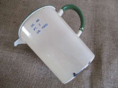 Beautiful Vintage Old Fashioned 40 OZ/ 2 PT/ 1000 GR Measure Jug