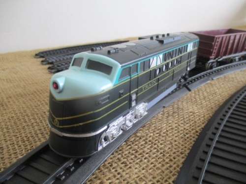Supplement Your Small Train Collection With This Smart Partial Plastic Train Set With 12x Tracks
