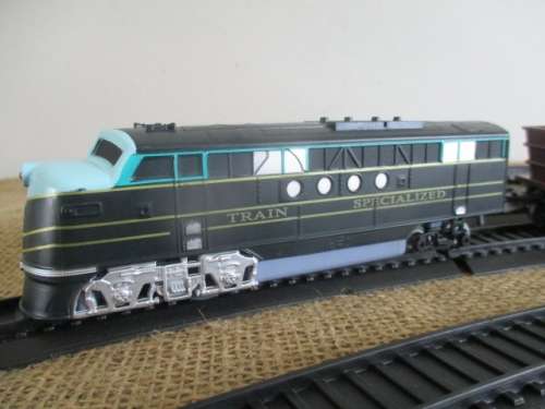 Supplement Your Small Train Collection With This Smart Partial Plastic Train Set With 12x Tracks