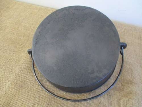 A Nice Vintage Falkirk #3 Cast Iron Flat Bottom Potjie Pot