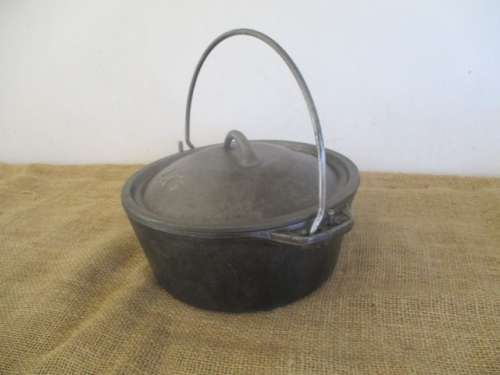 Want A Nice Potbrood ?....Then This Is The One...Nice Cast Iron #10 LK's Flat Bottom Pot