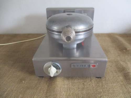Beautiful And Popular Vintage Wells Model WB-1 Waffle Maker