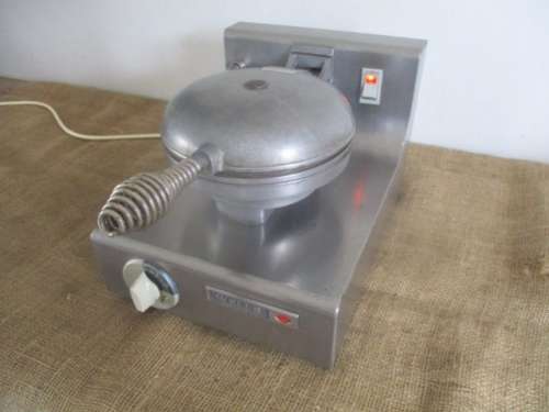 Beautiful And Popular Vintage Wells Model WB-1 Waffle Maker
