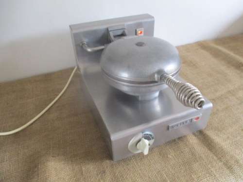 Beautiful And Popular Vintage Wells Model WB-1 Waffle Maker