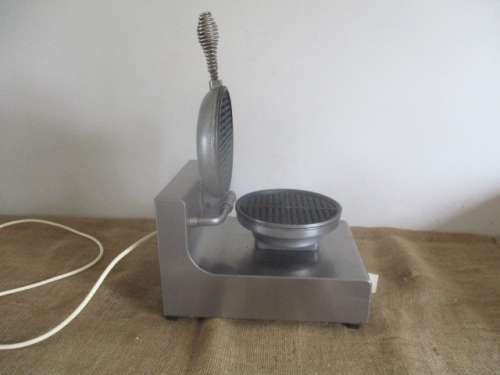 Beautiful And Popular Vintage Wells Model WB-1 Waffle Maker