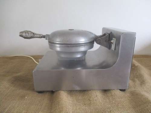 Beautiful And Popular Vintage Wells Model WB-1 Waffle Maker