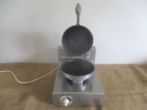 Beautiful And Popular Vintage Wells Model WB-1 Waffle Maker