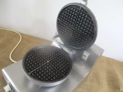 Beautiful And Popular Vintage Wells Model WB-1 Waffle Maker