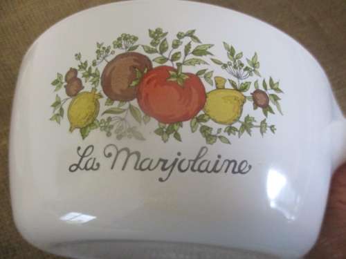 Beautiful Vintage La Marjolaine Corning Ware Spice O' Life P-82-B, 1 1/2 pint Lidded Dish     USA