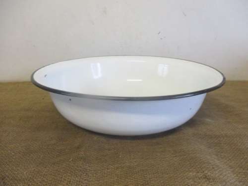 Beautiful Vintage Sizable Old Fashioned Enamel Dish