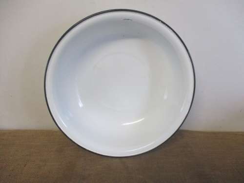 Beautiful Vintage Sizable Old Fashioned Enamel Dish