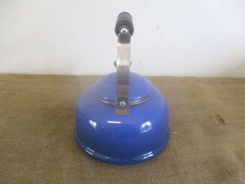 Very Beautiful Le Creuset Enamel Coating 1.7 Quarts / 1.6 Litres Whistling Kettle