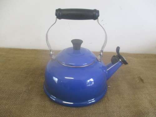 Very Beautiful Le Creuset Enamel Coating 1.7 Quarts / 1.6 Litres Whistling Kettle