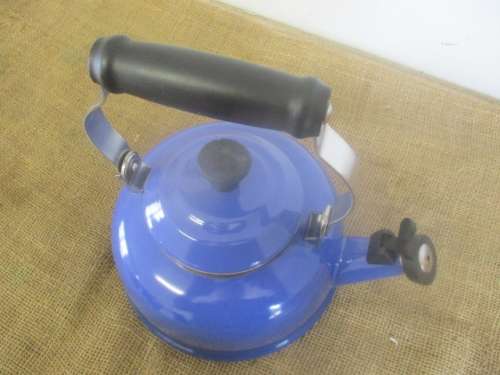 Very Beautiful Le Creuset Enamel Coating 1.7 Quarts / 1.6 Litres Whistling Kettle