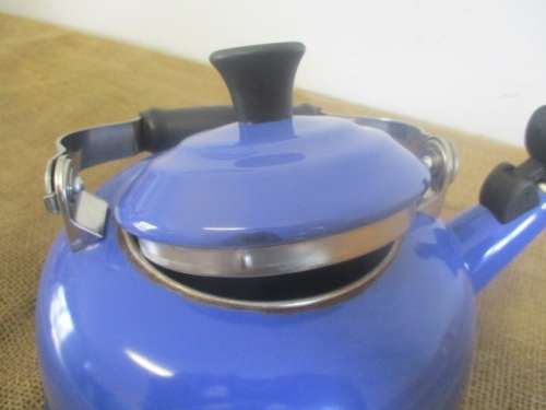 Very Beautiful Le Creuset Enamel Coating 1.7 Quarts / 1.6 Litres Whistling Kettle
