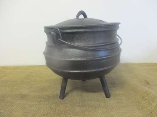 Relisted ....Bull Of A Potjie Pot....An Outstanding No 3 Inkunzi 3 Legged Solid Cast Iron Potjie Pot