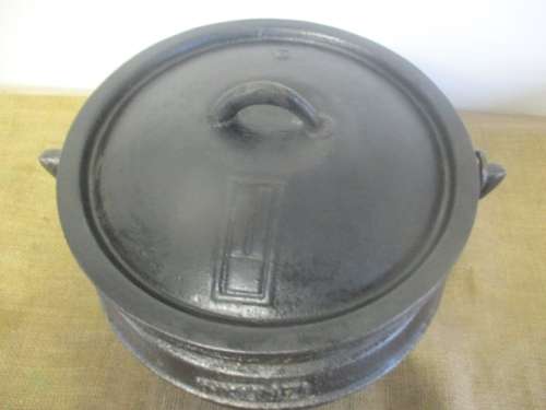 Relisted ....Bull Of A Potjie Pot....An Outstanding No 3 Inkunzi 3 Legged Solid Cast Iron Potjie Pot