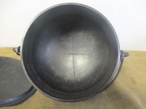 Relisted ....Bull Of A Potjie Pot....An Outstanding No 3 Inkunzi 3 Legged Solid Cast Iron Potjie Pot