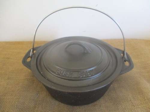 Tops For Potbrood......Nice Size Flat Bottom Bush Baby Cast Iron Pot In Carry Bag