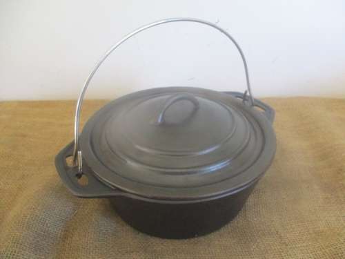 Tops For Potbrood......Nice Size Flat Bottom Bush Baby Cast Iron Pot In Carry Bag