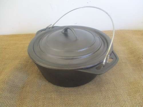 Tops For Potbrood......Nice Size Flat Bottom Bush Baby Cast Iron Pot In Carry Bag