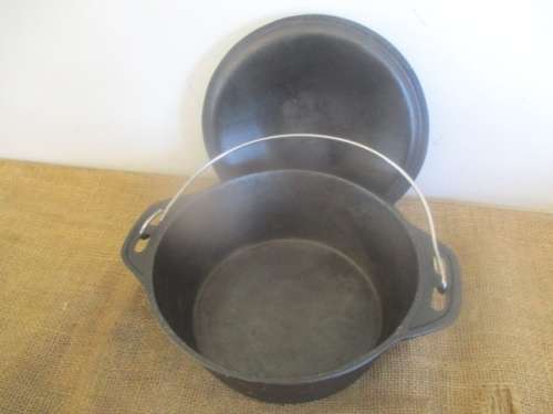 Tops For Potbrood......Nice Size Flat Bottom Bush Baby Cast Iron Pot In Carry Bag