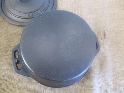 Tops For Potbrood......Nice Size Flat Bottom Bush Baby Cast Iron Pot In Carry Bag