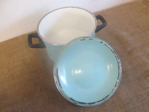 Beautiful Vintage Old Fashioned Enamel Pot In Lovley Turquoise Colour