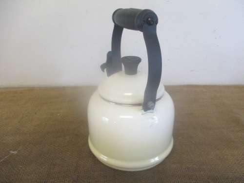Very Nice Le Creuset Enamel Coating 1.25 US Quarts / 1.1 Litres Whistling Kettle