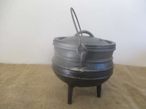 An Outstanding Sizable No 1 Falkirk 3 Legged Solid Cast Iron Potjie Pot