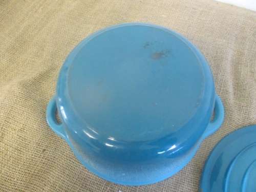 Lovely Large Enameld Cast Iron Pot In Beautiful Turquoise Colour