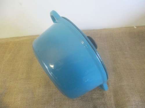 Lovely Large Enameld Cast Iron Pot In Beautiful Turquoise Colour